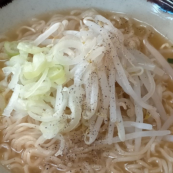 シャキシャキ！もやしが美味しい～ラーメンです♪